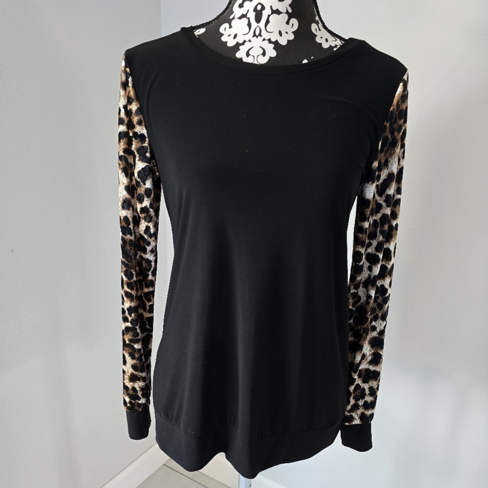 🩷🩷Long Sleeve Leopard sleeves - Black size M